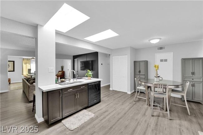 Building Photo - A Must See!! 5 bedroom 3.5 Bathroom home i...