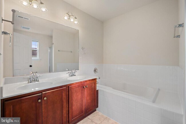 Building Photo - 2210 Mallard Landing Dr