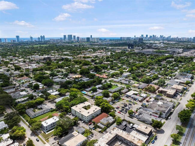 Building Photo - 2033 Dewey St