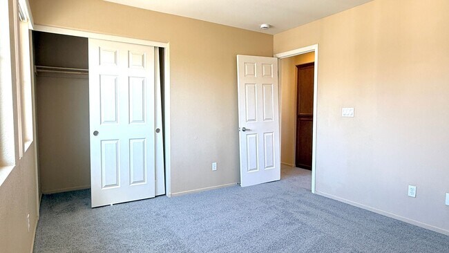 Building Photo - 1013 Shades End Ave