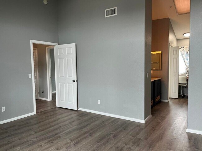 Building Photo - 2Bed/2.5Bath Condo Near Downtown Oceanside...