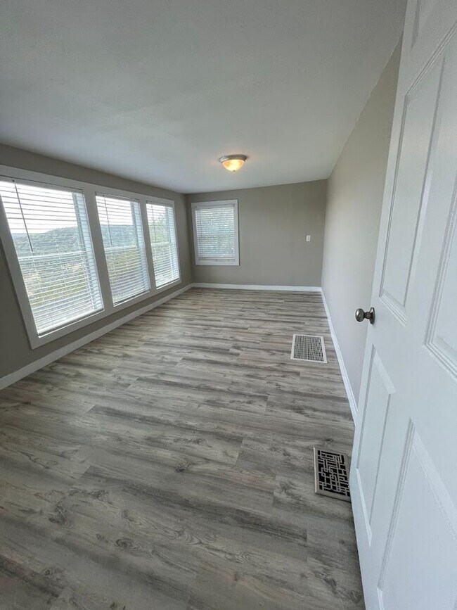 Building Photo - NEW ON MARKET