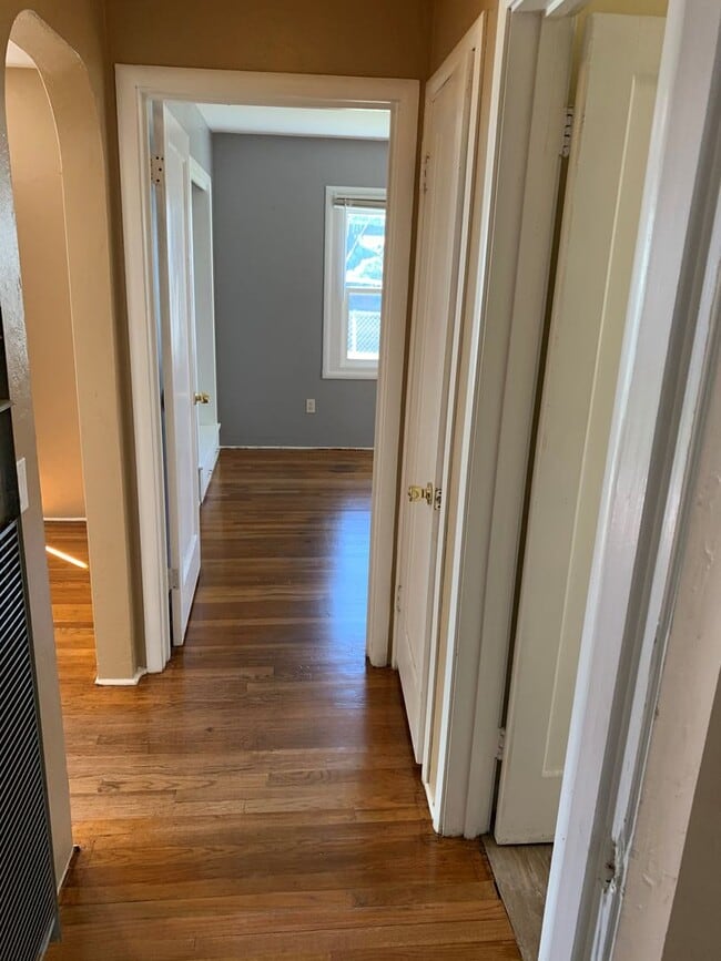 Building Photo - Two bedroom 1 bath