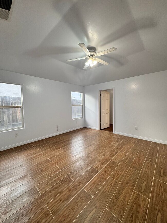 Building Photo - Beautiful 3-Bedroom Home in NW Bakersfield $2,300 rent/deposit !!!!