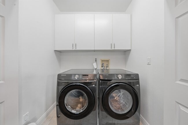 Building Photo - 125 S Juanita Ave