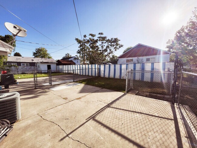 Building Photo - Pet Friendly Richland Duplex!