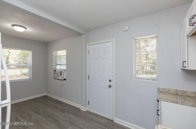 Building Photo - 2513 Spirea St