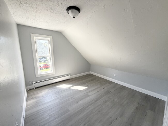 Building Photo - 155 Oak St
