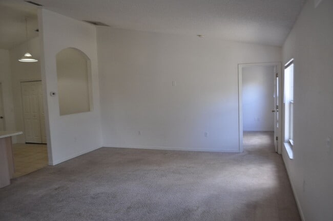 Building Photo - 3 Bedroom 2 Bath Home in Lehigh Woods