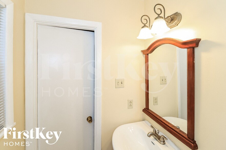 Building Photo - 2450 Rolling View Dr