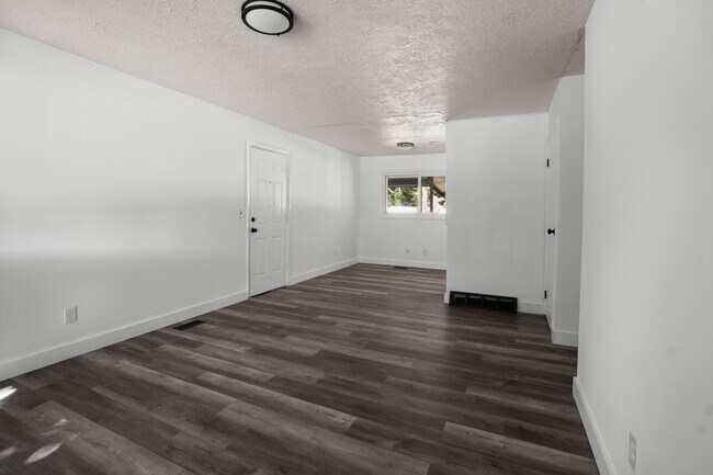 Building Photo - 2474 Thornton Dr