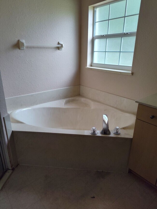 Building Photo - Inviting 3 Bedroom, 2 Bath Home in Desirab...