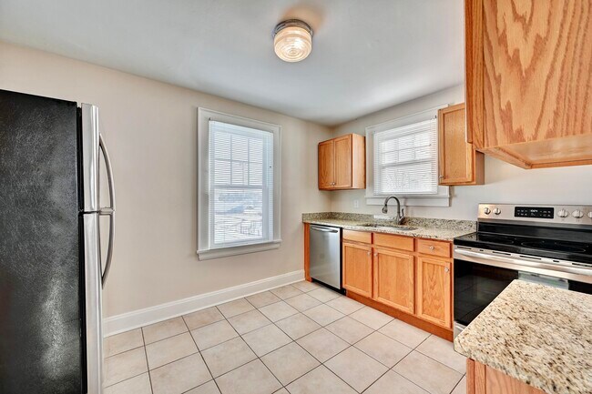 Building Photo - 832 St James Ave