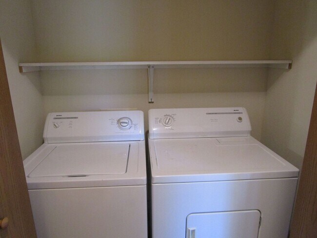 Building Photo - 707-707 Glenstone Dr