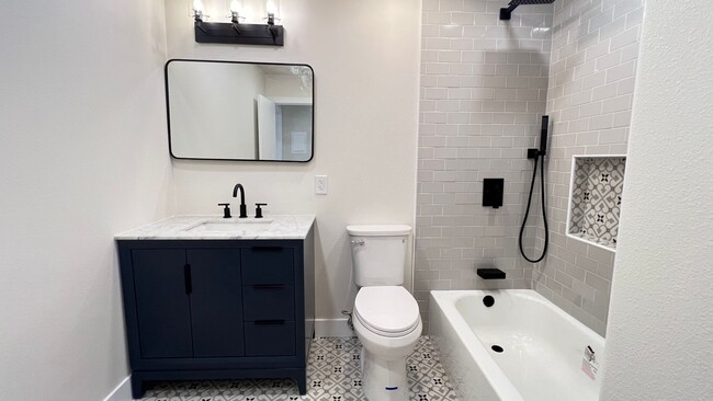 Building Photo - Beautifully Remodeled 1 Bedroom Condo in O...