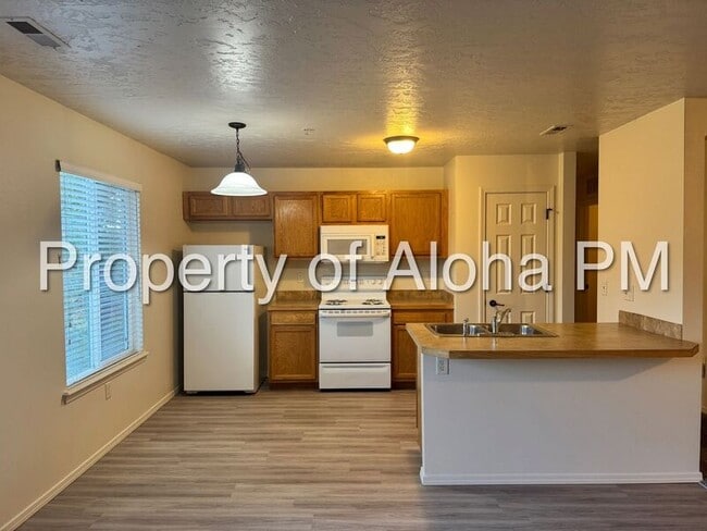 Building Photo - 1065 W Pine Ave