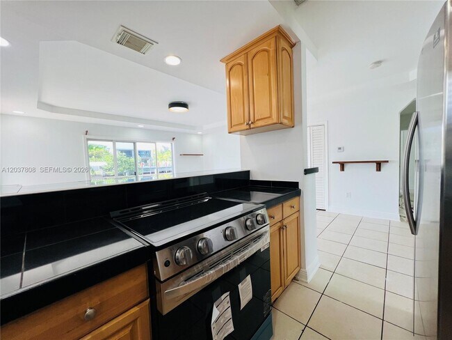Building Photo - 2033 Calais Dr