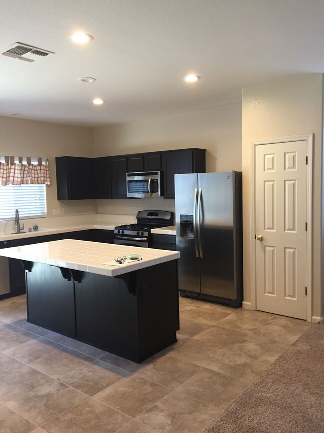 Building Photo - Avail 6/27 - Single level Rocklin home wit...