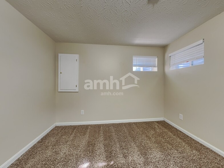 Building Photo - 6259 Castle Oak Dr