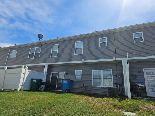 Building Photo - Beautiful Primary Bedroom Down townhome in...