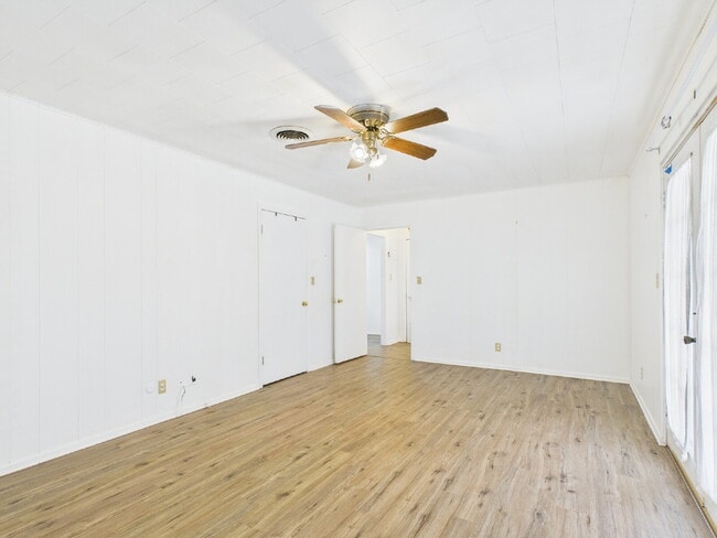 Building Photo - 2 weeks free rent