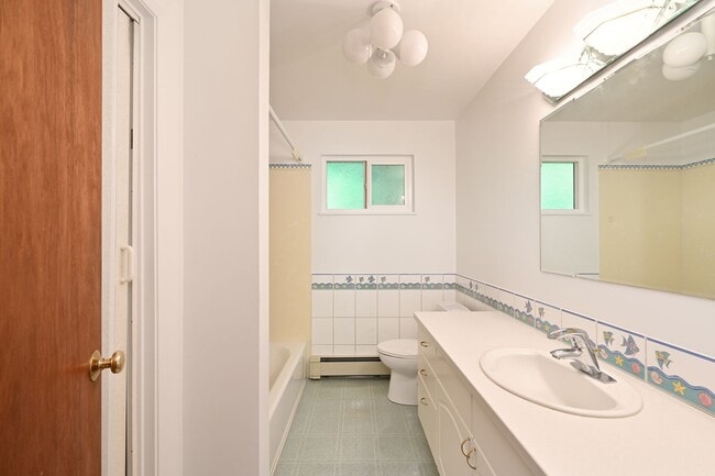 Building Photo - Spacious 4BR/2 BA Home in Quiet North-End ...