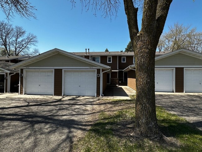 Building Photo - 2 bed 2 Bath 2 Story Townhome