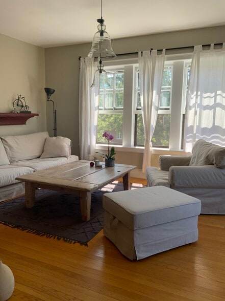 Living room - 1011 Hull Terrace