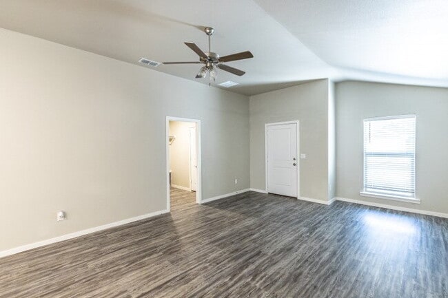 Building Photo - "Charming 3-Bed, 2-Bath Haven with 1,615 Sq Ft in Lubbock's Cozy Kirksey Avenue!" Half off first ...