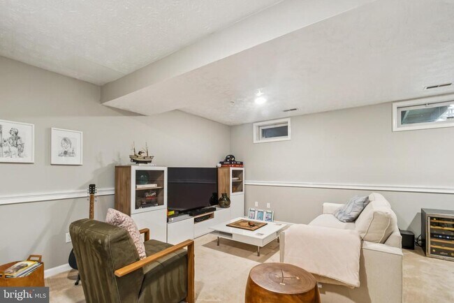 Building Photo - 9525 Oakhurst Dr