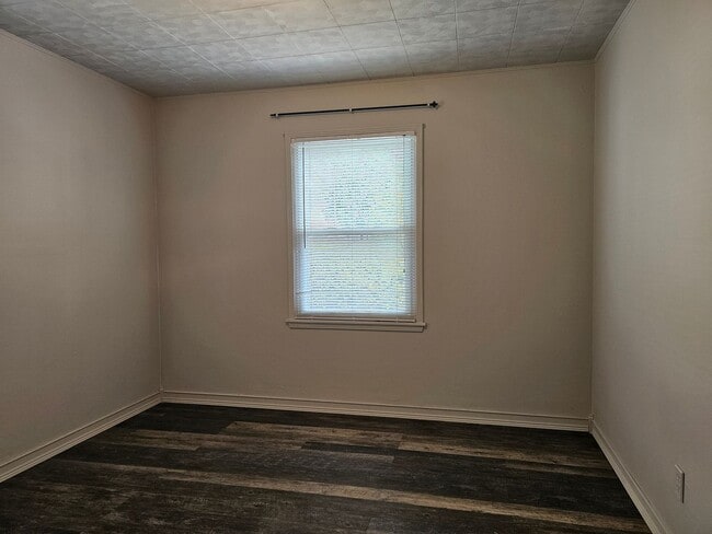 Building Photo - Very updated, cozy two bedroom across from BGHS