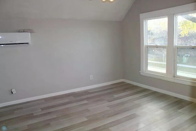 Building Photo - 921 6th Ave N