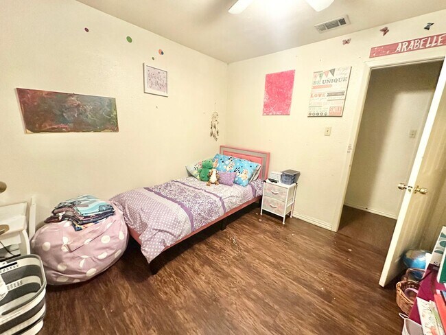 Building Photo - Charming 3BR Home with Large Yard & Easy I-35 Access Near Denton