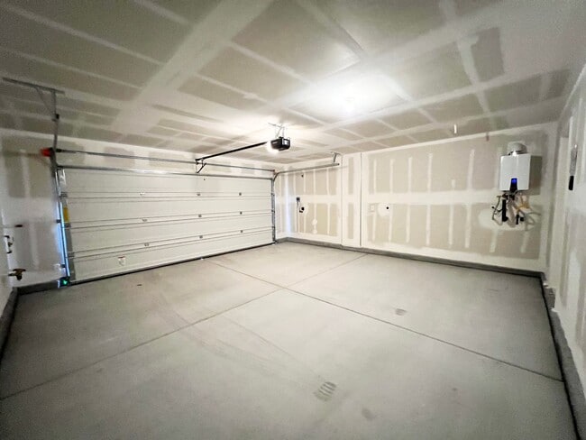 Building Photo - 2625 Dahlia Fls Ave