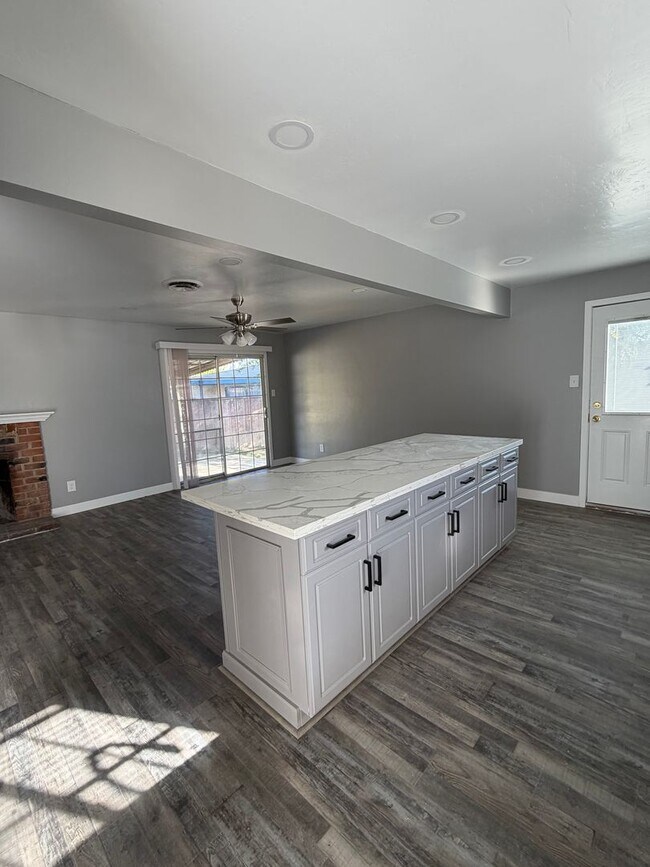 Building Photo - Newley Remodeled 3 BD 2 BA house with Big lot in SW Bakersfield