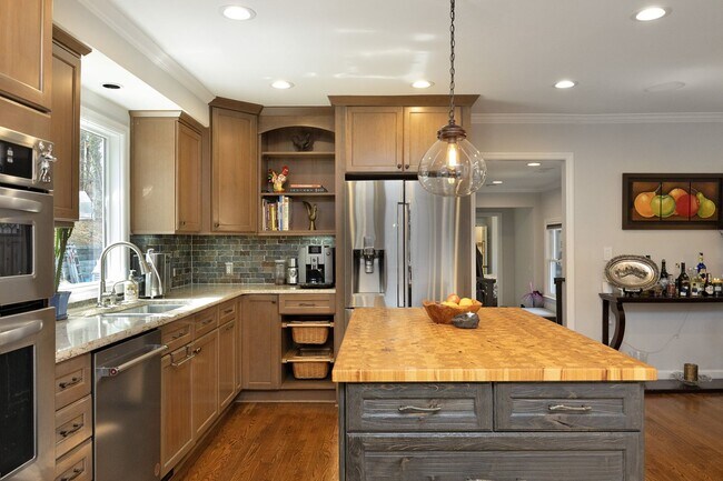 Building Photo - Beautifully renovated large home in CHCCS school district! Available mid-June!