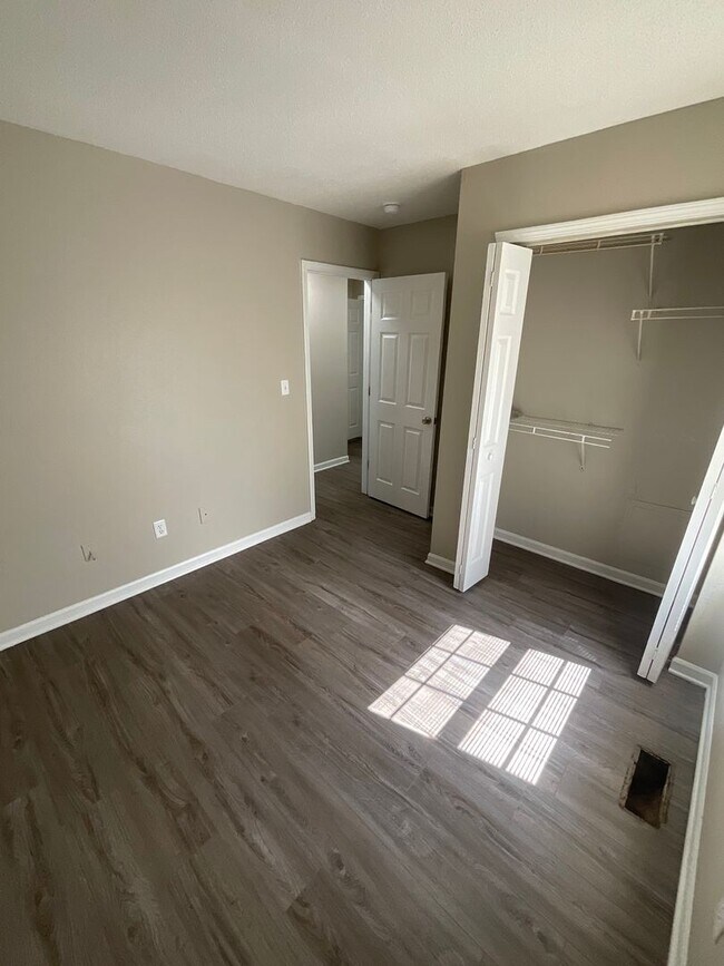 Building Photo - 3 Bed 1.5 Bath