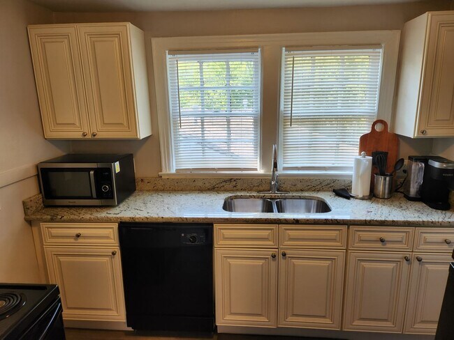 Building Photo - Cozy Apartment located near UAMS!