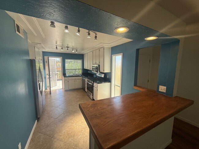 Building Photo - Available Now! Beautiful 2 Bed / 2 Bath Condo in Scripps Ranch