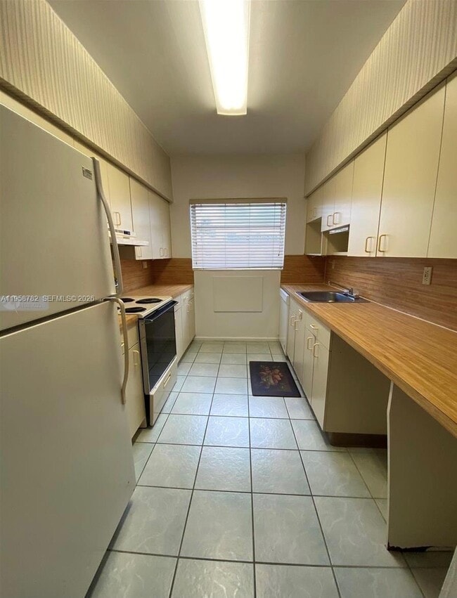 Building Photo - 7945 East Dr