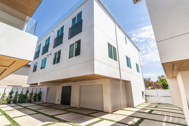 Building Photo - 4293 Tujunga Ave