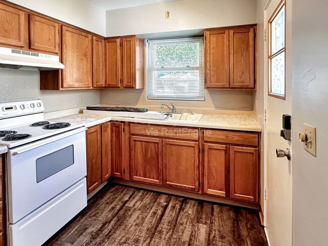 Primary Photo - 2713 S Burdick St