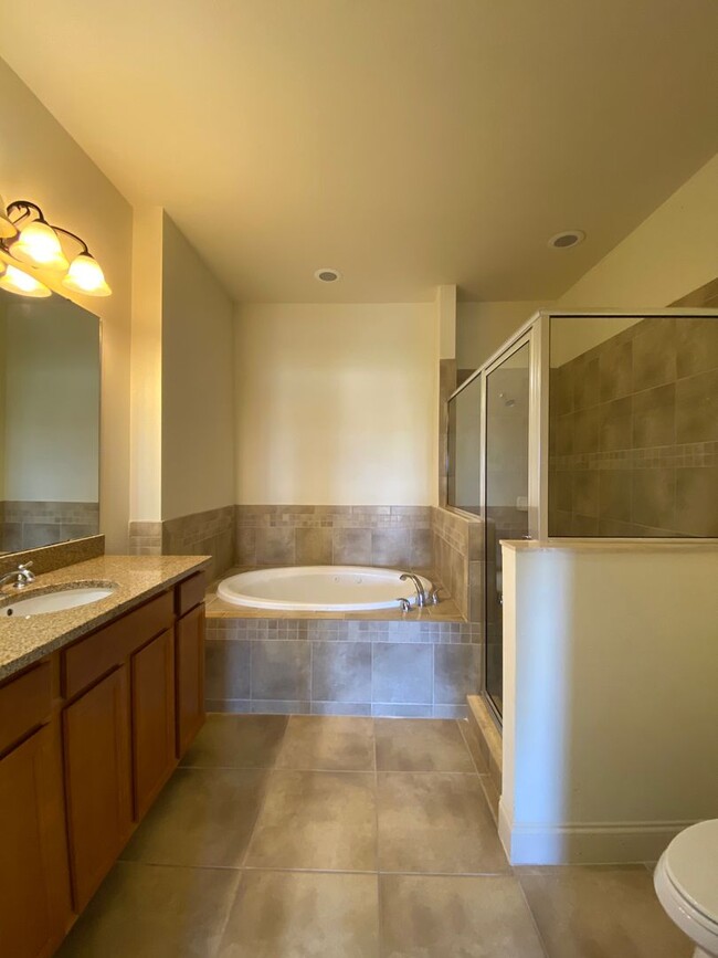 Building Photo - Spacious Davenport Townhouse