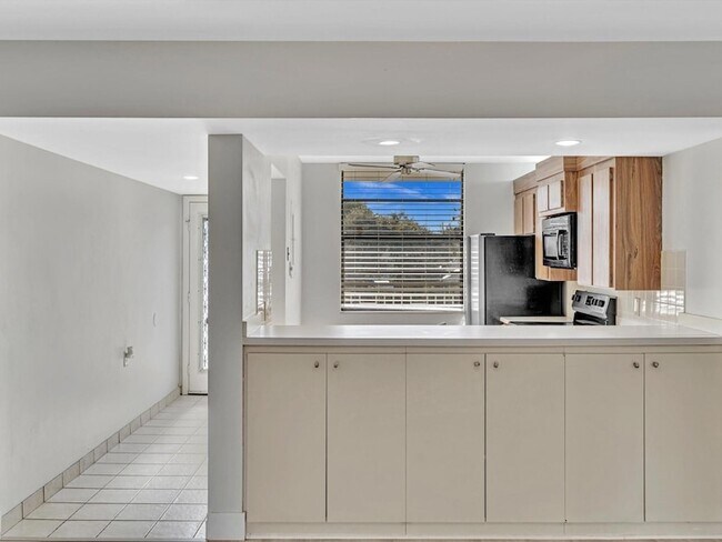 Building Photo - 1711 Whitehall Dr