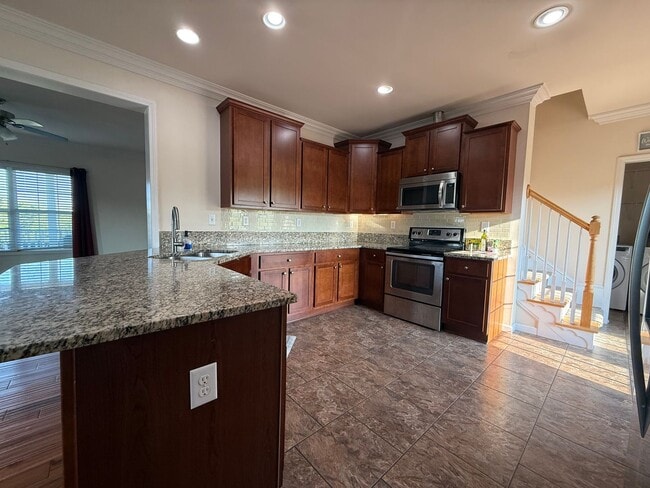 Building Photo - 3 Bedroom 3.5 Bathroom Home Located in Greeneville, TN