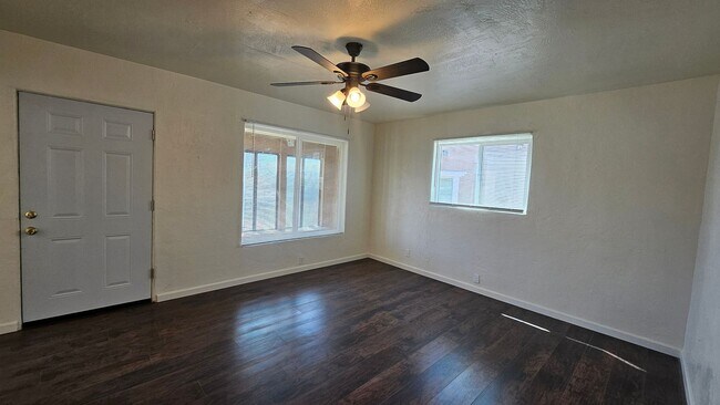 Building Photo - 2 Bed WITH OFFICE 1 Bath AND WASHER/DRYER HOOK UP!