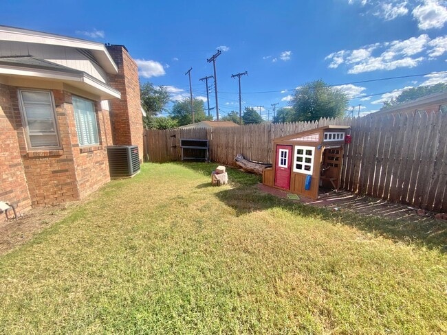 Building Photo - Great 3 bed 2 bath near West Loop 289 and 4th street