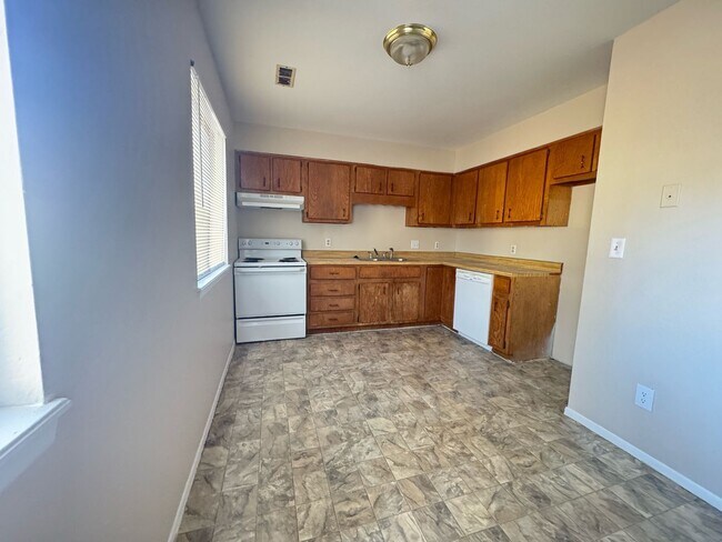 Building Photo - 2 Bedroom 1 bath close to Powers Corridor