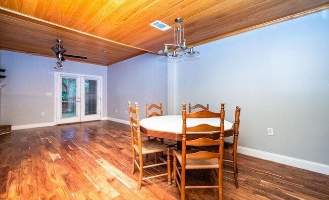 Building Photo - 807 Planters Point Dr