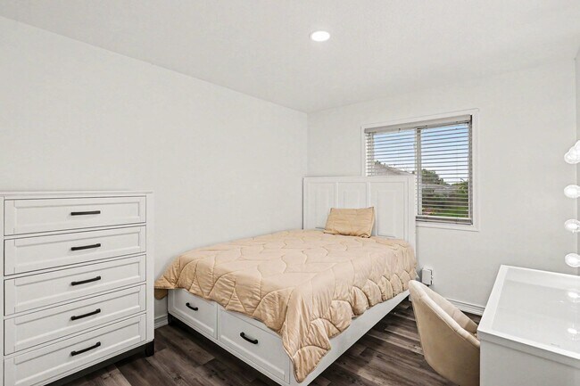 Building Photo - 5301 W Olympic Cir